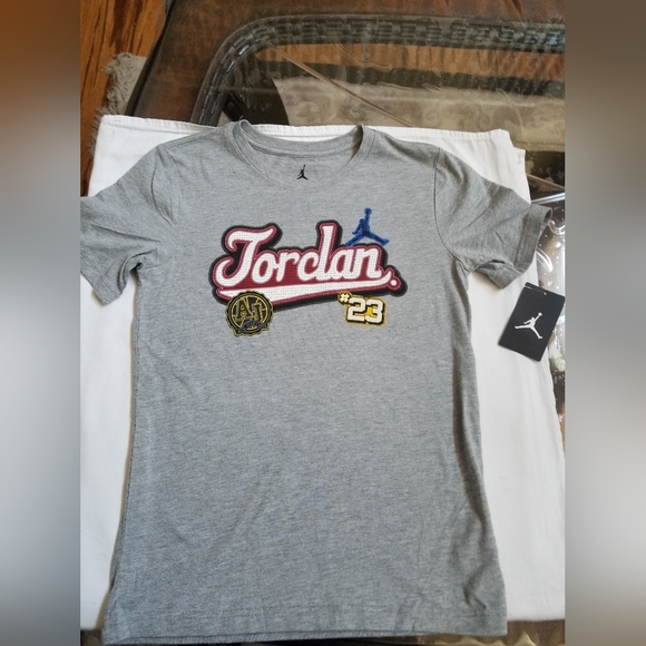 Nike Jordan Boys LG Embroidered Gray Patch Graphic T-Shirt. 12-13 - Picture 1 of 4